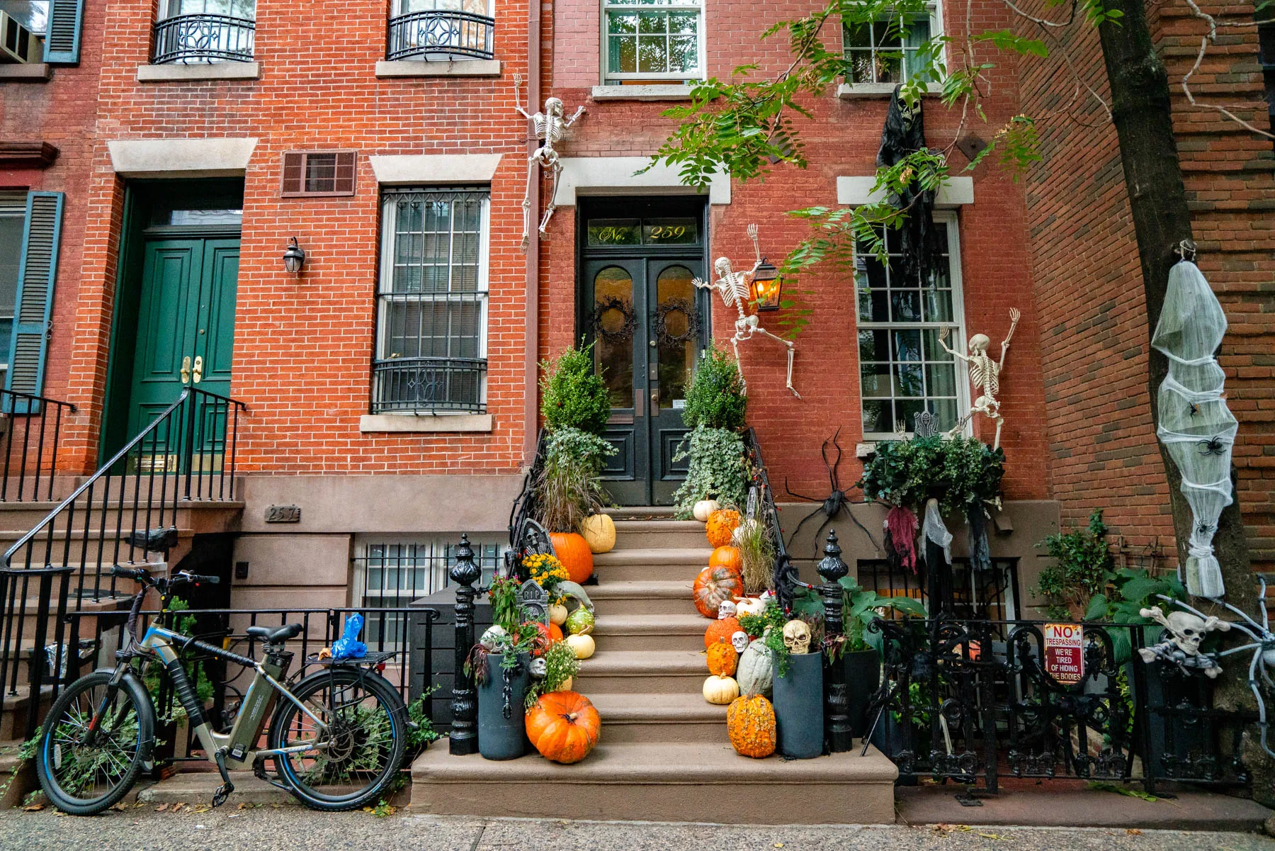 The SPOOKIEST Halloween Decorations on the Upper East Side