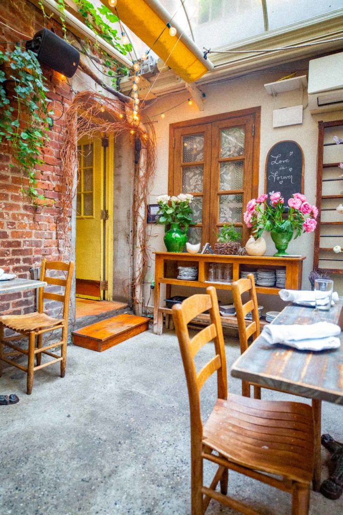 15 ROMANTIC Restaurants in New York City (Date Night Ideas)