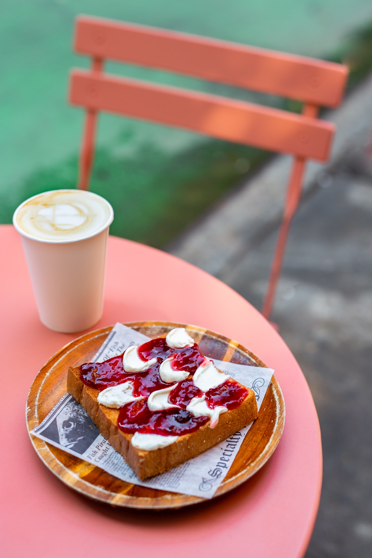 Davelle toast and coffee on outdoor table, best coffee shops Lower East Side