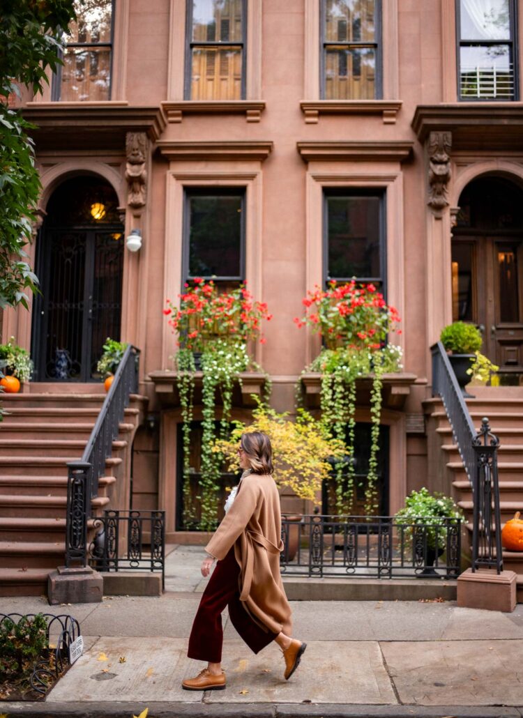 Fashionable woman walking in Brooklyn heights, pros and cons of living in Brooklyn